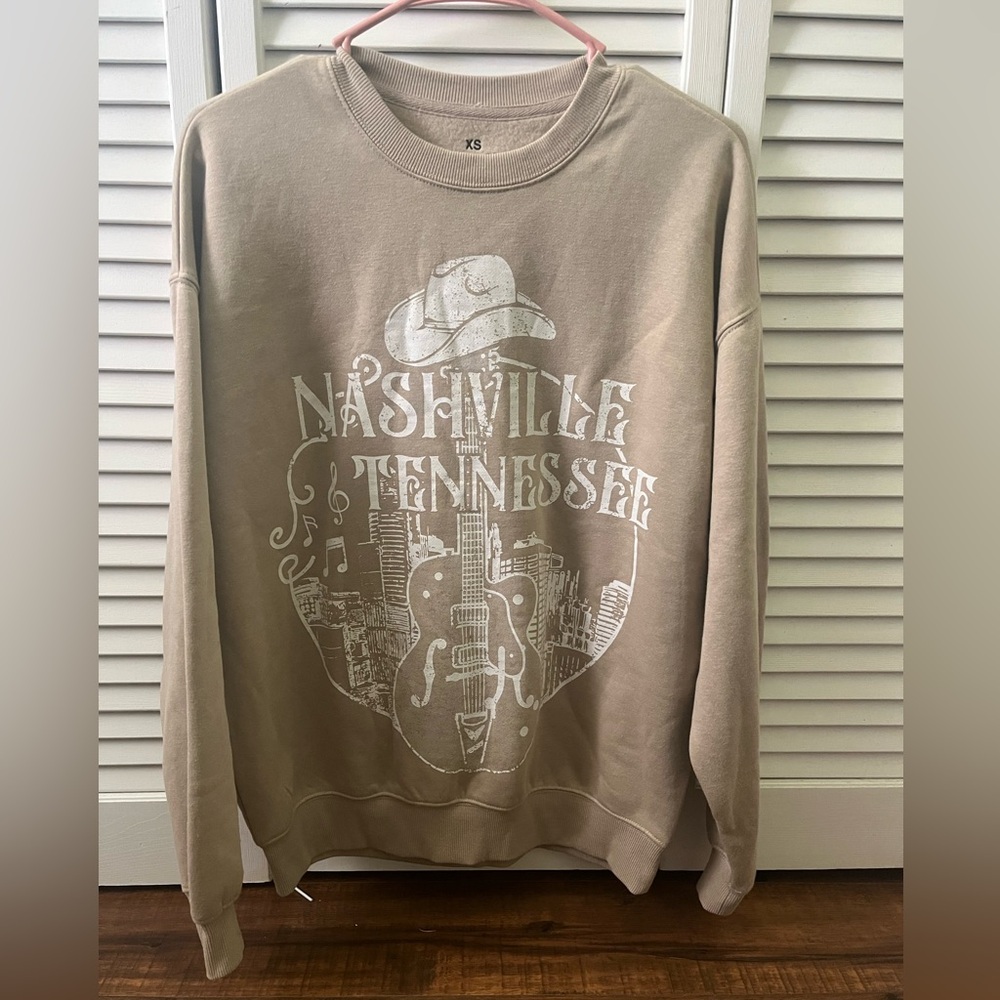 BRAND NEW (NWOT)Oversized “Nashville” Graphic Junior’s Sweatshirt